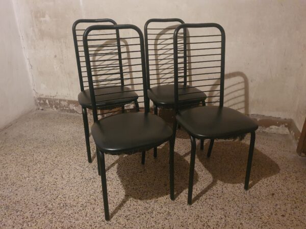 Set di sedie nere in ferro con seduta in ecopelle